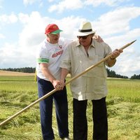 ВИДЕО: Лукашенко научил Депардье косить траву