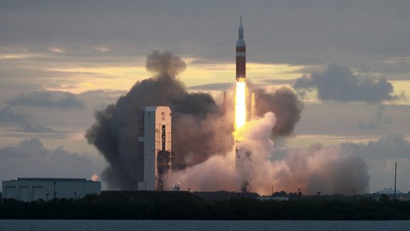 Delta IV Heavy rocket with the Orion