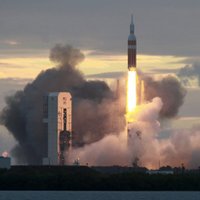 Kosmosa kuģis 'Orion' veiksmīgi pabeidzis izmēģinājuma lidojumu un nolaižas Klusajā okeānā