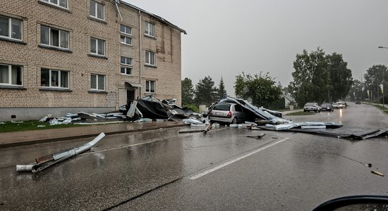 Вернуть крышу на место: как Латвия приходит в себя после бури