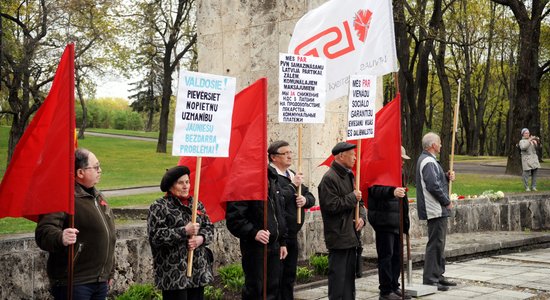 ФОТО: на Гризинькалнсе прошел митинг Соцпартии Латвии