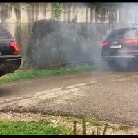 Video: 'Audi SQ7' un veca 'Jeep' virves vilkšanas sacensībās uzvarētājs pārāk iekarst