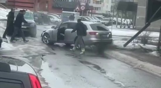 Daugavpilī dzērājšoferis ar 'Audi' taranē ēkas piebūvi un trīs BMW