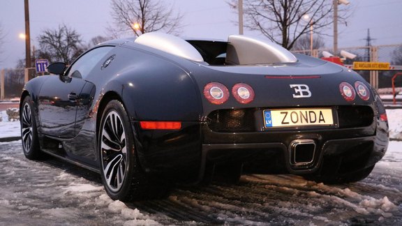 'Bugatti Veyron' tehniskajā apskatē Rīgā