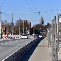 Atklāj bojājumus Deglava tilta balstos; Rīgas dome aptur būvdarbus