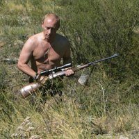 Путин подарил президенту Таджикистана винтовку