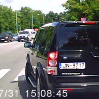Video: Trīs minūtes autovadītāju 'braukšanas kultūras' uz Brīvības ielas