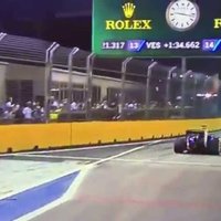 ВИДЕО: Фанат прогулялся по трассе F-1 во время ночного Гран-при Сингапура