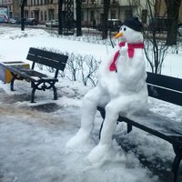 Foto: Rīgas skvērā izveido neparastu sniegavīru