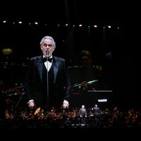 Foto: Slavenais itāļu tenors Andrea Bočelli skaļiem aplausiem piepilda 'Arēnu Rīga'