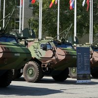 Foto: NBS svinīgā ceremonijā saņem pirmo pašmāju "Patria" 6x6 bruņumašīnu