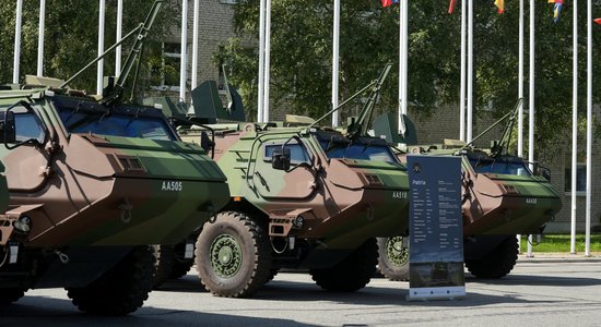 Foto: NBS svinīgā ceremonijā saņem pirmo pašmāju "Patria" 6x6 bruņumašīnu