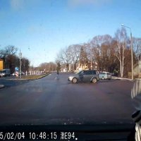 ВИДЕО: Заснят момент аварии в Пардаугаве – виноват водитель Subaru (+ комментарий полиции)