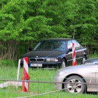 Grobiņas novadā BMW nobrauc no ceļa un apgāžas uz jumta