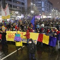 Foto: Tūkstošiem cilvēku Rumānijā protestē pret korupciju