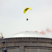 Активисты Greenpeace атаковали ледокол и АЭС