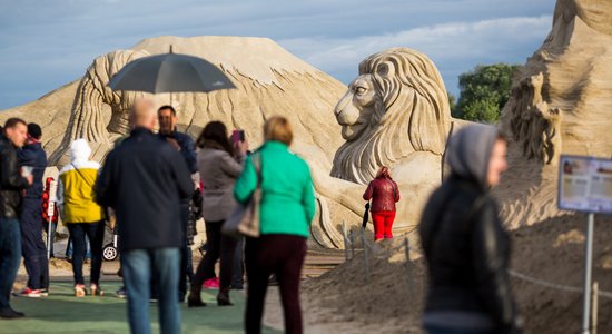 Foto: Spītējot lietum, Jelgavā svinīgi atklāj smilšu skulptūru festivālu