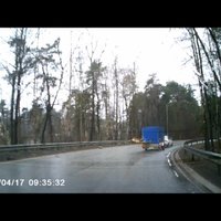 Video: Uz salijuša ceļa Berģos saslīd un avarē auto ar piekabi