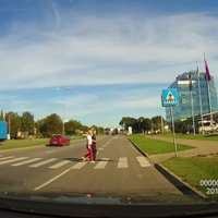 Video: Velosipēdists brauc pie sarkanās gaismas un izaicina autovadītāju, parādot vidējo pirkstu