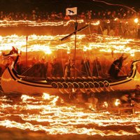 Шотландские викинги опять зажигают: на Ап-Хелли-Аа сожгли очередную ладью