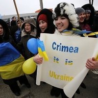 Противники отделения Крыма выстроились в "живую цепь"
