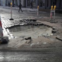 Rīgā, Tērbatas ielā plīsis ūdensvads; slēgta satiksme