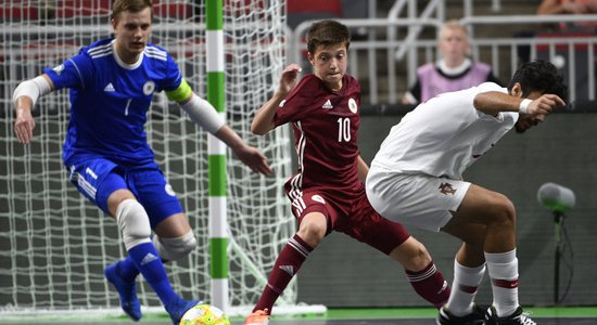 Latvijas U-19 telpu futbola izlase ar 'sauso' zaudējumu sāk mājās notiekošo Eiropas čempionātu