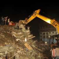Indijā sabrūk nelegāla jaunbūve; 35 bojāgājušie (+FOTO)