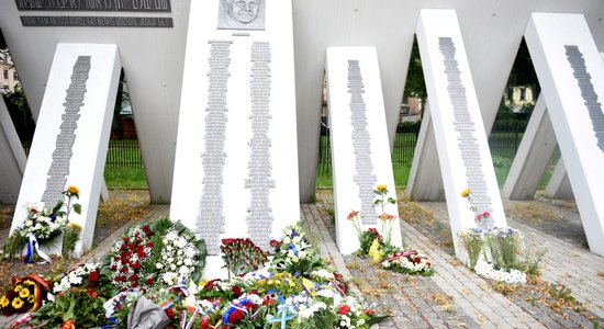ФОТО. "Антисемитизм и насилие не остались в прошлом". В Риге почтили память жертв Холокоста