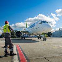 Foto: Rīgā nolaižas 23. 'airBaltic' jaunā 'Airbus' modeļa lidmašīna