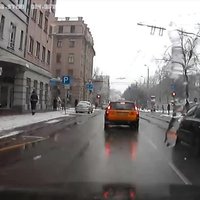 Video: Divi agresīvi satiksmes noteikumu pārkāpēji pēc kārtas