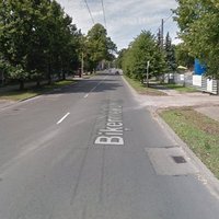Biķernieku ielā auto notriec velosipēdistu; policija meklē aculieciniekus