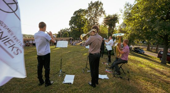 Foto: Vasarīgi koncerti Dienvidkurzemē – turpinās festivāls 'Rimbenieks'