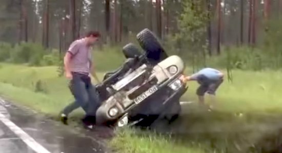 ФОТО. С дороги съехал и перевернулся Nissan Patrol; водитель госпитализирован