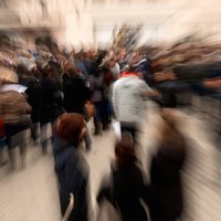 Krievu skolu aizstāvji pie IZM protestēs pret ieceri pāriet uz izglītību latviešu valodā