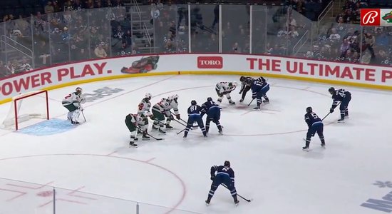 Video: Asprātība NHL – "Jets" jau pirmajā periodā nomaina vārtsargu pret sesto spēlētāju un iemet