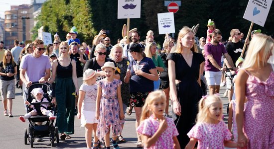 Foto: "Mans tētis visstiprākais" – vairāki simti cilvēku Rīgā dodas krāšņā gājienā