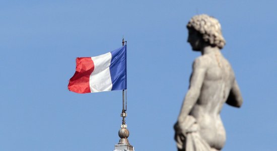 Francijas parlamenta vēlēšanu otrā kārtā uzvarējusi kreiso partiju alianse