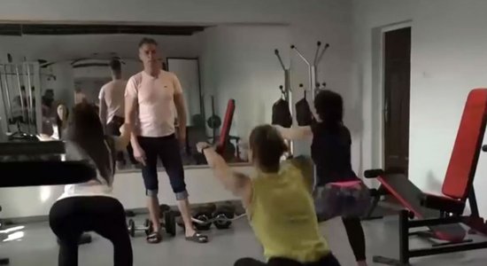 Video: Saimniekšova Ilmārs savas līgaviņas nokausē sporta zālē