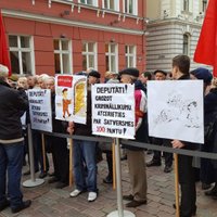 Pie Saeimas aptuveni 20 cilvēki piketē pret grozījumiem Krimināllikumā