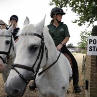 Foto: Briti dodas pie urnām lemt par savu nākotni