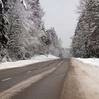 Sniegs un apledojums daudzviet apgrūtina braukšanu