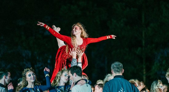 Foto: Ar vētrainiem aplausiem aizvadīta folkbaleta 'Cik Saules mūsos' pirmizrāde