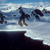 Zem ledāja Grenlandē slēpjas viens no pasaulē lielākajiem kanjoniem
