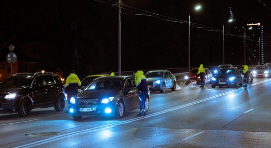 Foto: Nakts reidā policija pieķer taksistu reibumā un autovadītāju ar 2,35 promilēm