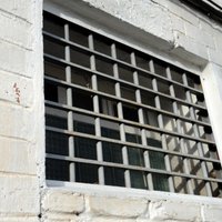 Заключенных в тюрьмах Латвии стало меньше, треть ждет решения суда