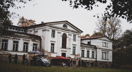 Foto: Spoku vakars atdzimušajā Zentenes pilī