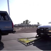 Video: ASV izgudrots unikāls slazds, kas bloķē bēgošā auto riteni