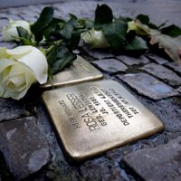 Lietuvā četrās pilsētās ietvēs iebūvēs 'klupšanas akmeņus' holokausta upuru piemiņai