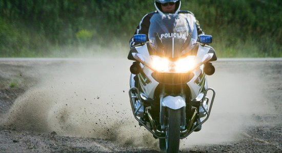 LА: полицейский на мотоцикле сопровождал пьяного водителя до банкомата, чтобы получить взятку в размере 500 евро
